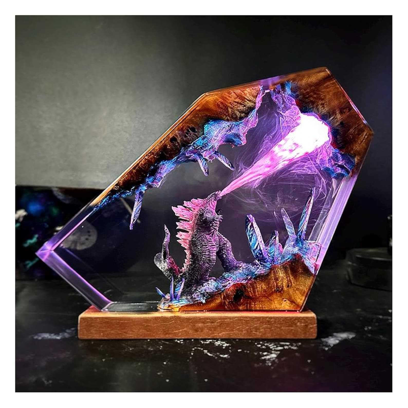GODZILLA ゴジラ　ユニバーサルスタジオ限定　ディスプレイ照明　クリスタル Godzilla Resin Art Lamp - LED Color-Changing Hexagonal Crystal